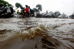 Terabas Genangan di Ciledug