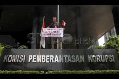 Aksi Artis Senior Pong Harjatmo Dukung Pemberantasan Korupsi