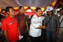 Perindo Bagikan Helm untuk Tukang Ojek Jakarta Utara
