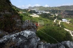 Memacu Adrenalin Dengan Highline di Tebing Karang Penganten