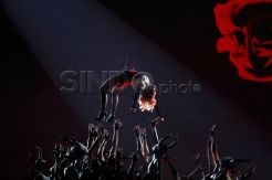 Tampil Digantung, Madonna Hentak Panggung Grammy Awards 2015