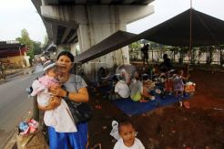 Mengungsi di Kolong Jalan Layang