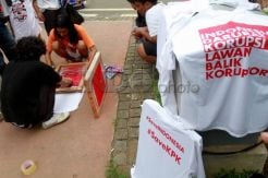 Dukung KPK, Warga Buka Sablon Gratis