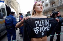 Setengah Telanjang, Aktivis Femen Protes Kedatangan Putin