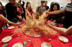 Prosesi Yee Shang Meriahkan Imlek di Discovery Hotel Ancol