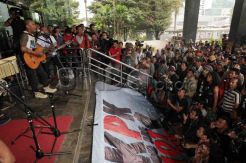 Group Band Punk Marjinal Gelar Konser di KPK