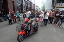 Blusukan ke Dinas Teknis, Wagub Djarot Jajal Motor Listrik