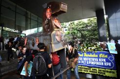 Aktivis Antikorupsi Bawa Kuda Troya Untuk KPK