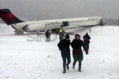 Badai Salju, Pesawat Delta Air Lines Tergelincir