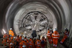 Melihat Pengerjaan Stasiun Kereta Api Bawah Tanah di London