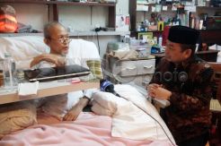 Ketua Fraksi PKS DPR Jazuli Juwaini Jenguk Pepeng