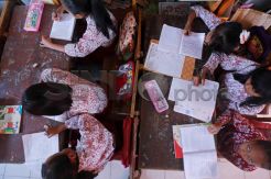Berhimpitan Untuk Belajar di SDN Sukaasih