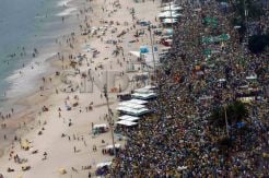 Aksi Protes Puluhan Ribu Warga di Pantai Copacabana