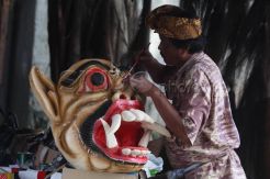 Membuat Ogoh-ogoh di Puri Amrta