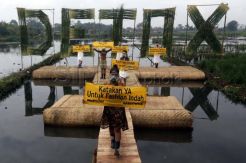 Greenpeace Gelar Fashion Show di Lahan Sawah Tercemar