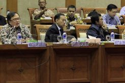 Komisi XI DPR Gelar Raker Dengan Menkeu dan Gubernur BI