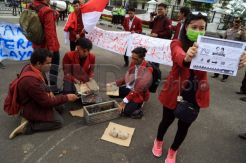 Peringati Hari Nelayan, Mahasiswa Bakar Ikan di Gedung Sate
