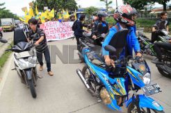 Aksi Dorong Motor Protes Kenaikan BBM