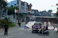 Truk Pengangkut Terigu Terguling di Solo