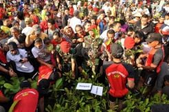 Peduli Lingkungan, Grup-2 Kopassus Bagi Bibit Pohon