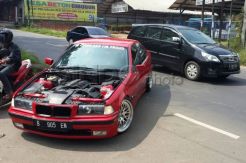 Mobil Kap Mesin Terbuka Berkeliaran di Jalanan Ibu Kota