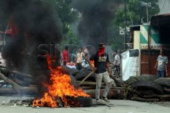 Tolak Eksekusi Warga Blokir Jalan