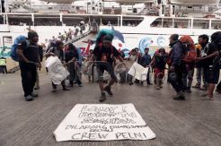Protes Buang Sampah di Laut