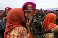 Hangatnya Pelukan Ibu Usai Pembaretan Tamtama Remaja Marinir