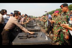 Adu Cepat Bongkar Pasang Senjata Ala Kartini