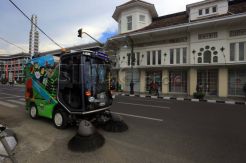 Mobil Penyapu Jalan Bersihkan Kawasan Asia Afrika