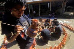 Hari Bumi, Seniman Gelar Aksi Melukis 200 Kendi