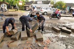 Pembatas Jalan Terhempas Luapan Banjir Solo