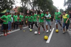 Protes Penghentian Kompetisi, Bonek Main Bola di Jalan Raya