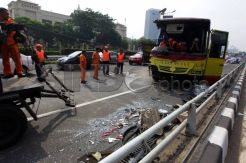 Bus Pembawa Buruh Tabrakan Beruntun
