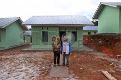 Menteri KLH Serahkan Kunci Rumah Relokasi Korban Sinabung