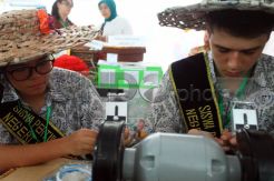 Pelajar Jerman dan Hong Kong Gosok Batu Akik di Palembang