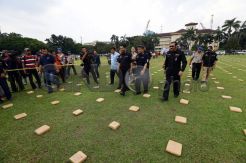 Barbuk Ganja 2 Ton Ditunjukkan Polisi di Lapangan Bhayangkara