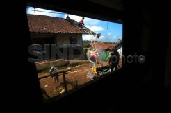 Warga Bongkar Rumah di Lokasi Longsor Pangalengan