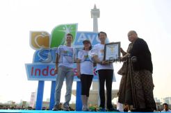 AXA Mandiri Yoga Tiga Kota Pecahkan Rekor MURI