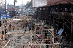 Pedagang Pasar Panorama Bangun Kios Darurat