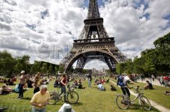 Menikmati Liburan di Taman Menara Eiffel