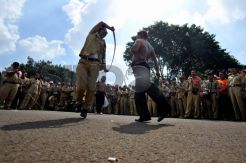 Aksi Kesenian Tiban Warnai Unjuk Rasa Perangkat Desa di Depan Istana