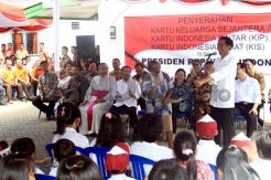 Presiden Jokowi Bagikan Kartu Indonesia Sehat di Minahasa Utara