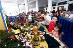 Umat Buddha Batam Mandikan Rupang Rayakan Waisak