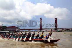 Lomba Perahu Bidar Meriahkan HUT Kota Palembang