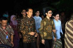 Prosesi Tembungan, Keluarga Jokowi Jalan Kaki