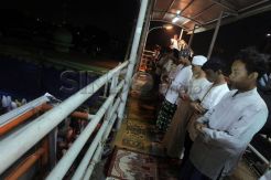 Tarawih Pertama, Warga Shalat di Jalan dan JPO