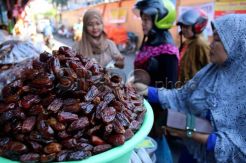 Berburu Kurma di Pasar Johar