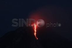 Sinabung Terus Keluarkan Lava Pijar dan Abu Vulkanik