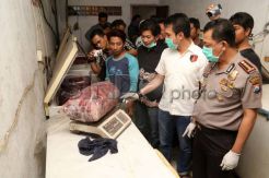 Polisi Gerebek Gudang Daging Celeng di Surabaya